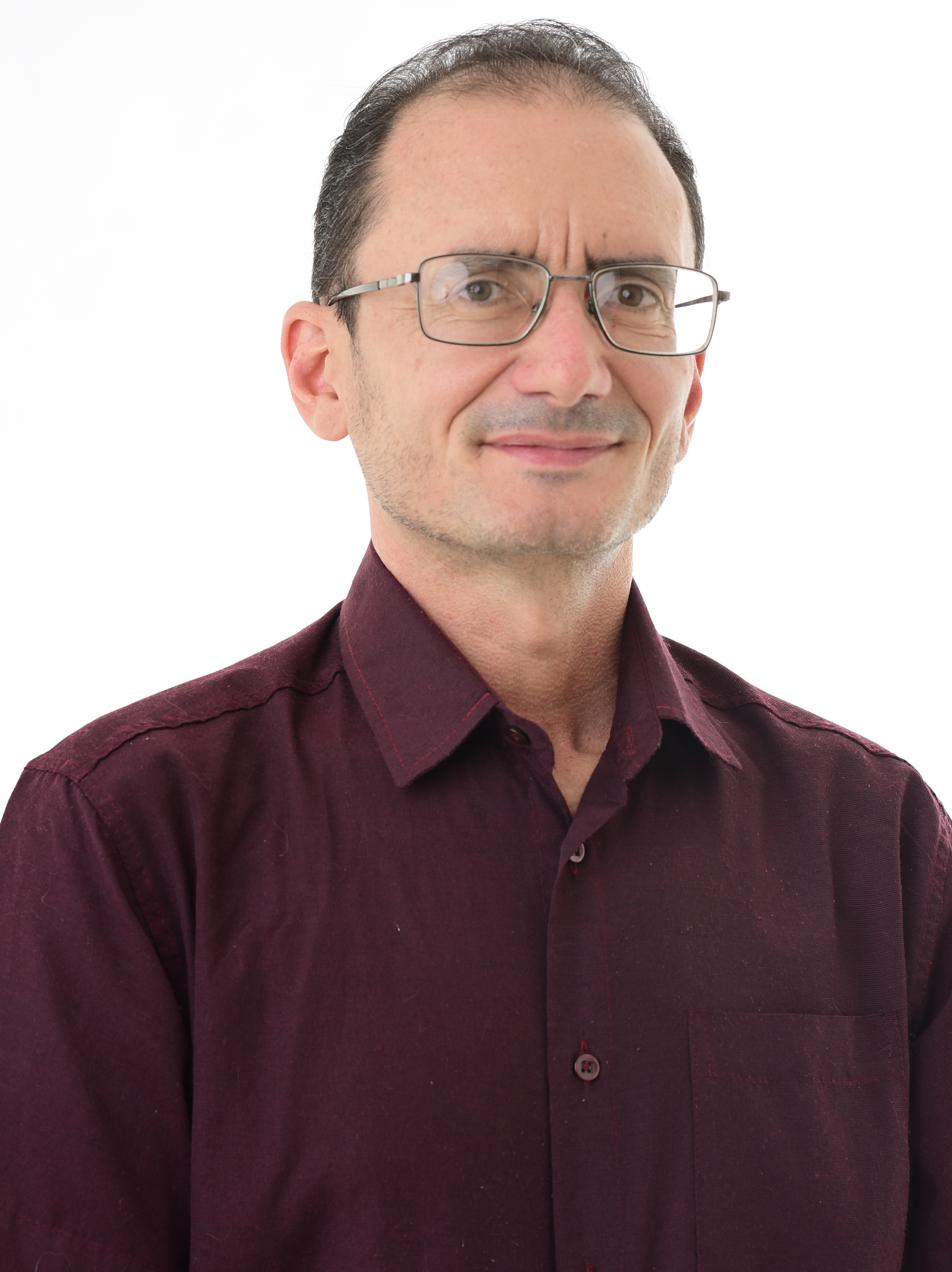 Antônio Ávila em retrato institucional